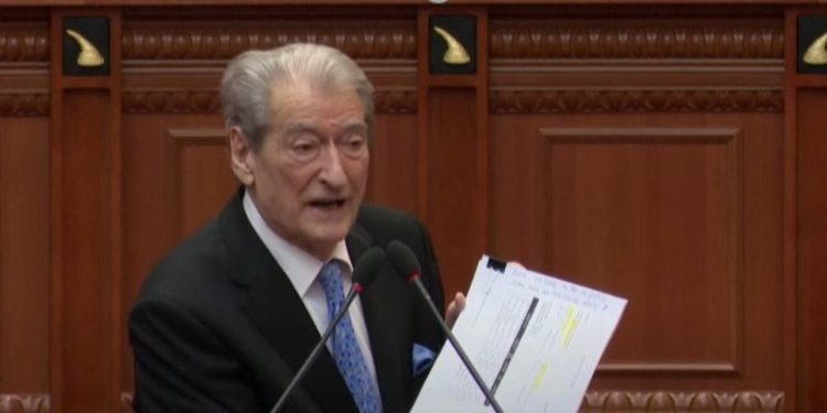 Berisha nxjerr dokumentet në Kuvend: Ja çfarë nuk ka futur prokurori në dosje për ”Velicën”, po t’i fuste do dilte si Lalja Asadi
