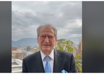 “Rama fshin fotot me Alex Soros!” Berisha: 3 vite më parë bashkë me Yuri Kim fshinë fotot e mia nga ekspozita e 100 vjetorit të marrëdhënieve me SHBA-të