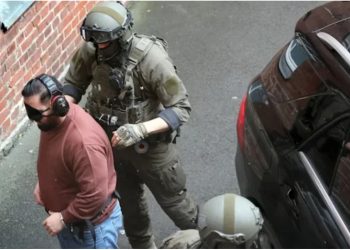 FOTO/ Bosi i klanit “Miri” shkon me syze dhe kufje në gjykatë në Gjermani! 38-vjeçari: Drogën e shita pas presioneve nga banda shqiptare