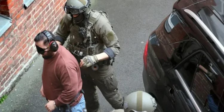 FOTO/ Bosi i klanit “Miri” shkon me syze dhe kufje në gjykatë në Gjermani! 38-vjeçari: Drogën e shita pas presioneve nga banda shqiptare