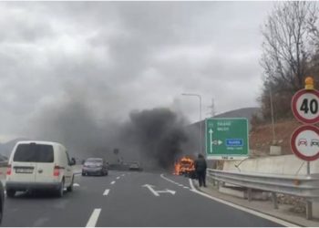 Përfshihet nga flakët një furgon në Rrugën e Kombit