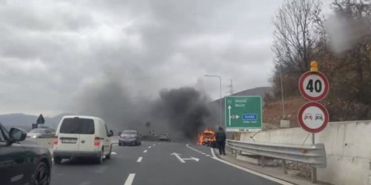 Përfshihet nga flakët një furgon në Rrugën e Kombit