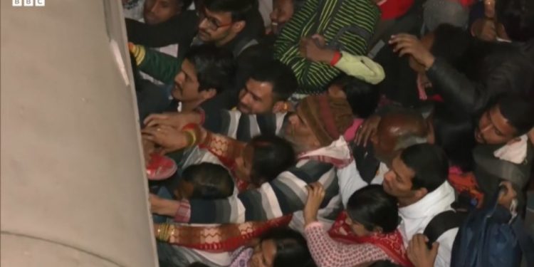 Përplasje mes turmave në Nju Delhi, 18 të vdekur dhe 10 të plagosur