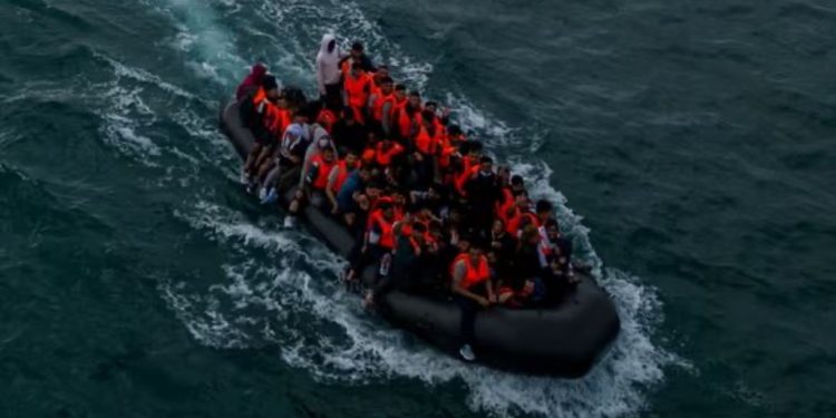 Fundoset varka me emigrantë në brigjet e Calais, humb jetën një person