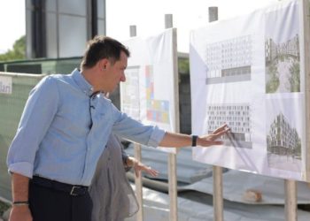 Erion Veliaj dyshohet se i dha leje ndërtimi për pallat fisit të Ajolës