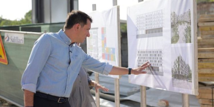 Erion Veliaj dyshohet se i dha leje ndërtimi për pallat fisit të Ajolës