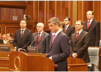 VIDEO/ Kosova shënon sot 17-vjetorin e pavarësisë, ja momenti historik i paraqitjes së deklaratës nga Hashim Thaçi