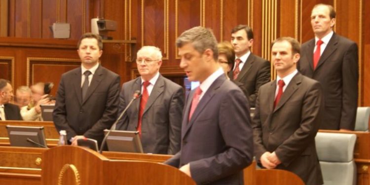 VIDEO/ Kosova shënon sot 17-vjetorin e pavarësisë, ja momenti historik i paraqitjes së deklaratës nga Hashim Thaçi