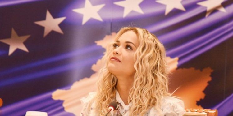 FOTO/ Kosova feston 17-vjetorin e pavarësisë, nuk mungon urimi nga Rita Ora: Gëzuar vendi im!