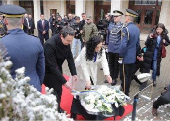 “Kujtojmë sakrificat e popullit tonë”/ 17-vjetori i Pavarësisë së Kosovës, Kurti dhe Osmani vendosin kurora lulesh në Memorialin e Fëmijëve të vrarë