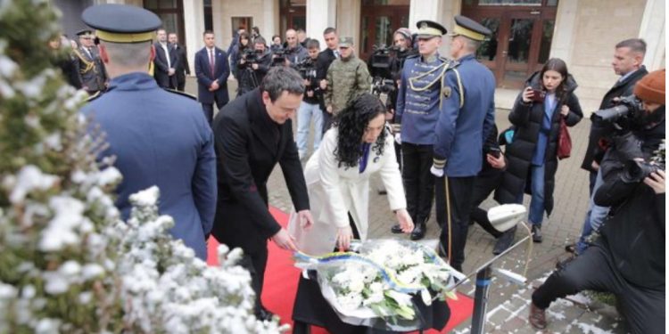 “Kujtojmë sakrificat e popullit tonë”/ 17-vjetori i Pavarësisë së Kosovës, Kurti dhe Osmani vendosin kurora lulesh në Memorialin e Fëmijëve të vrarë