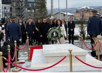 Pavarësia e Kosovës/ Krerët institucional nderojnë figurën e presidentit historik Ibrahim Rugova