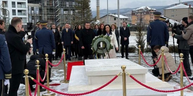Pavarësia e Kosovës/ Krerët institucional nderojnë figurën e presidentit historik Ibrahim Rugova
