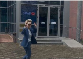 Tradhëtoi Ilir Metën, Monika Kryemadhi paraqitet me dy gishta para SPAK!