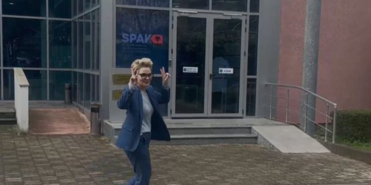 Tradhëtoi Ilir Metën, Monika Kryemadhi paraqitet me dy gishta para SPAK!