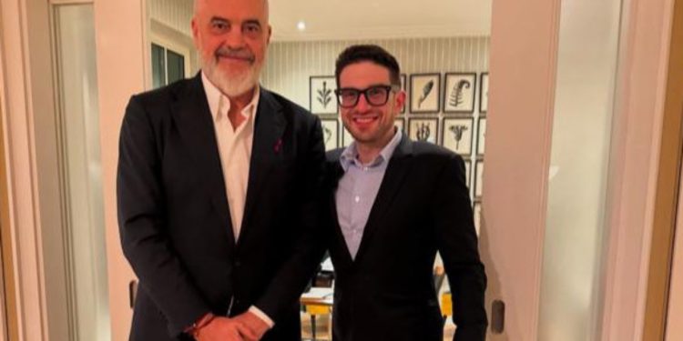 Alex Soros riposton fotografinë me Ramën: Po e rikthej pas kërkesave të shumta