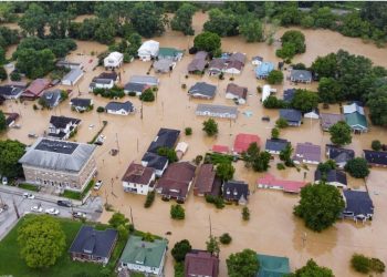 Përmbytjet shkatërruese në SHBA, 19 të vdekur dhe një tragjedi nënë e fëmijë