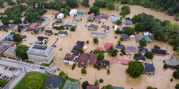 Përmbytjet shkatërruese në SHBA, 19 të vdekur dhe një tragjedi nënë e fëmijë