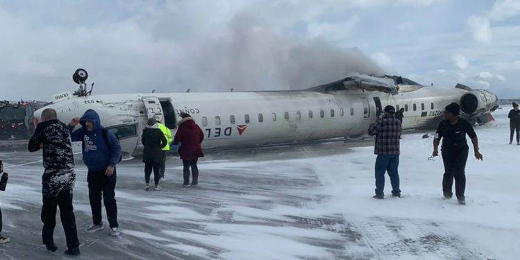 Ndodh sërish! Rrëzohet avioni me 80 persona në aeroportin e Torontos