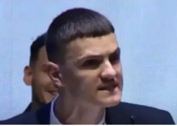 FOTO/ “Petalja më e bukur e trëndafilit socialist” shkeli ligjin në zgjedhjet e Himarës, tha jam nga Lushnja, por votoi për Vangjel Tavon