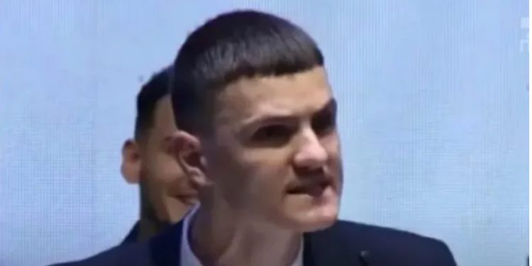 FOTO/ “Petalja më e bukur e trëndafilit socialist” shkeli ligjin në zgjedhjet e Himarës, tha jam nga Lushnja, por votoi për Vangjel Tavon