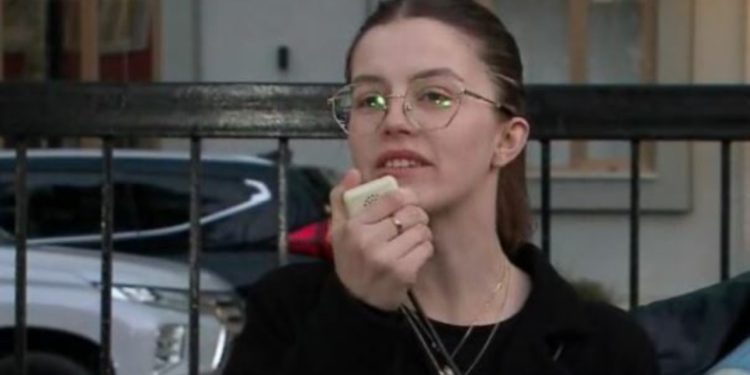 Motra e Leo Sadikut në protestë: Mjekësia shqiptare më vrau vëllanë!