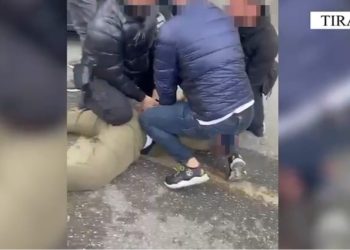 U kap në flagrancë i armatosur, momenti kur policia nxjerr nga makina dhe shtrin në tokë 26-vjeçarin