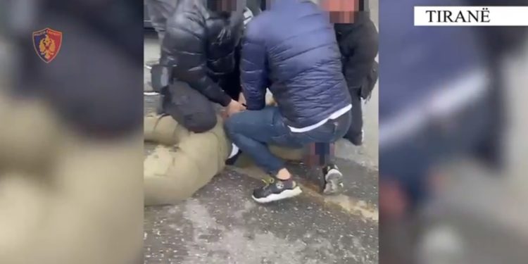 U kap në flagrancë i armatosur, momenti kur policia nxjerr nga makina dhe shtrin në tokë 26-vjeçarin