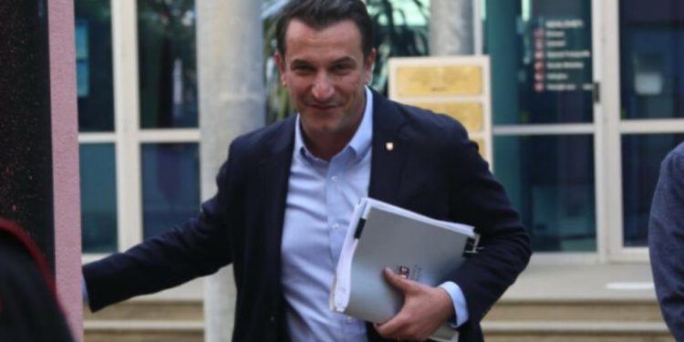 “Harabeli 3”? Kush është shoku në katin e 9-të të ETC-së, që Veliaj e takonte “i maskuar” e nga i cili dilte me çantë shpine?