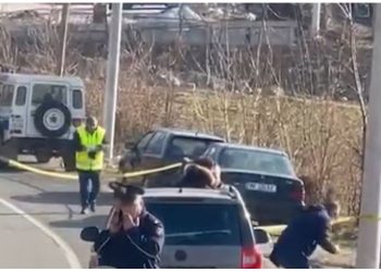 Plagosja në Kukës/ Dyshja u konfliktuan fizikisht, autori i dyshuar e ndoqi me makinë dhe e plagosi 29-vjeçarin pranë banesës! FOTO nga vendngjarja