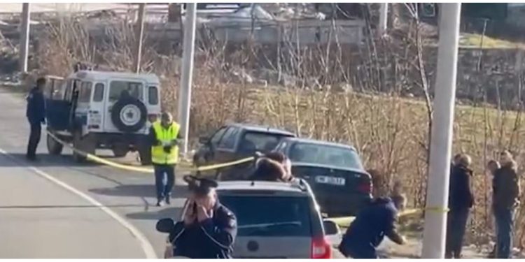 Plagosja në Kukës/ Dyshja u konfliktuan fizikisht, autori i dyshuar e ndoqi me makinë dhe e plagosi 29-vjeçarin pranë banesës! FOTO nga vendngjarja