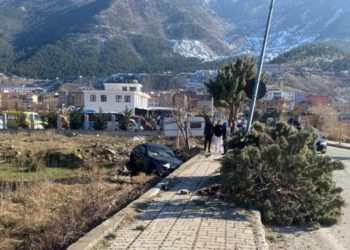 FOTO/ Aksident i frikshëm në Bulqizë. Makina me shpejtësi del nga rruga dhe ngjitet në trotuar, përplas gruan