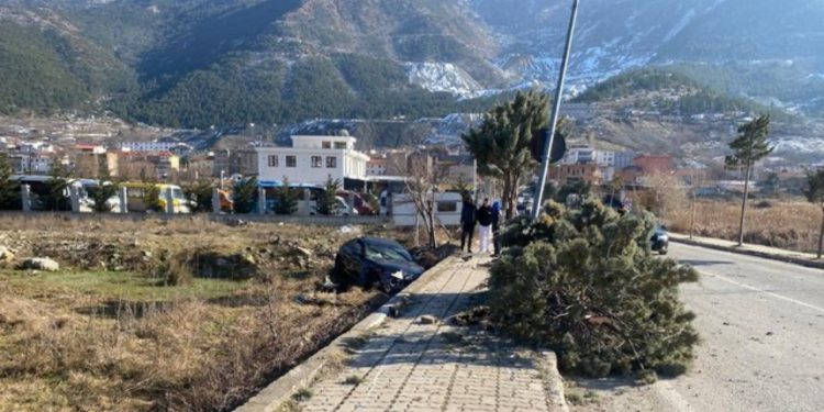 FOTO/ Aksident i frikshëm në Bulqizë. Makina me shpejtësi del nga rruga dhe ngjitet në trotuar, përplas gruan
