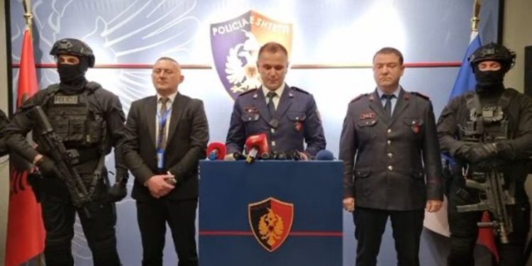 Policia: U vu në pranga një 38-vjeçar me rrezikshmëri të lartë, i drejtoi efektivëve armën! Zbulohen edhe dy “shtëpi bari”