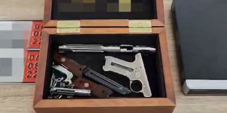 Kontrolli në banesën e Ben Qimes në Fier, gjendet një pistoletë