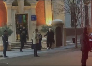 Rama mban takim të shkurtër me këshilltarët e majtë pas fjalimit në Sheshin Skënderbej