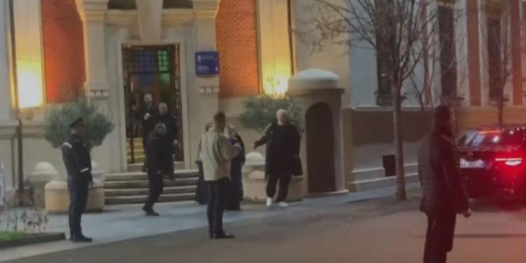 Rama mban takim të shkurtër me këshilltarët e majtë pas fjalimit në Sheshin Skënderbej