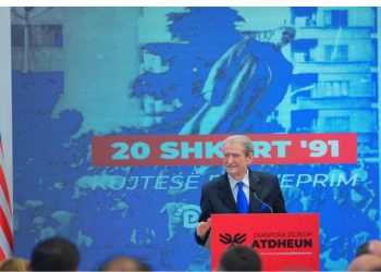 Takimi i Ramës me punonjësit e bashkisë, Berisha: Miting i organizuar për të mbrojtur vjedhjet e tyre