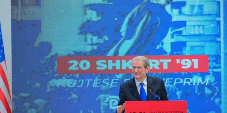 Takimi i Ramës me punonjësit e bashkisë, Berisha: Miting i organizuar për të mbrojtur vjedhjet e tyre