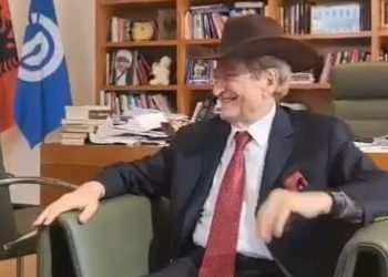 “Një sherif i ri në qytet”/ Berisha merr dhuratë kapelen e kaubojsave nga shqiptaro-amerikanët