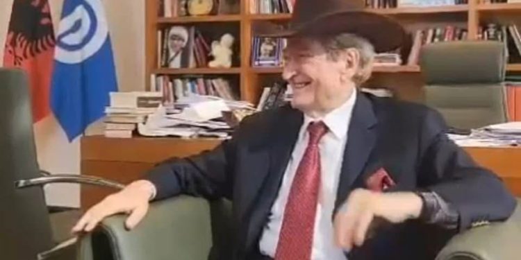 “Një sherif i ri në qytet”/ Berisha merr dhuratë kapelen e kaubojsave nga shqiptaro-amerikanët