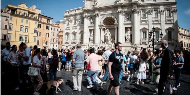 Mosha mesatare në Itali 48.7 vjeç, ka popullsinë më të moshuar në Europë