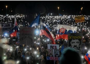 Protesta në Sllovaki, mijëra kërkojnë dorëheqjen e Ficos