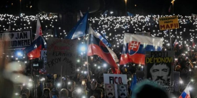 Protesta në Sllovaki, mijëra kërkojnë dorëheqjen e Ficos