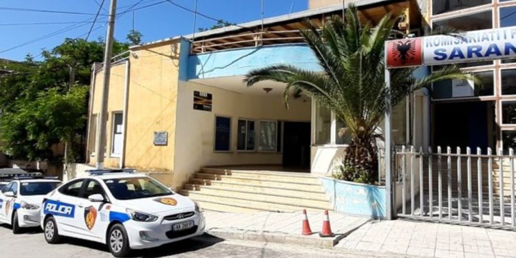 Dhunuan brutalisht 52-vjeçarin, arrestohet xhaxhai në Sarandë, shpallet në kërkim nipi