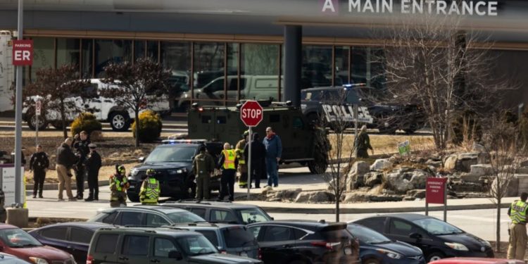 SHBA/ 49-vjeçari merr peng stafin e një spitali, oficeri vdes dhe pesë të plagosur