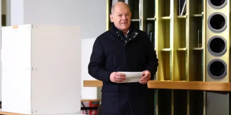 Zgjedhjet në Gjermani/ Merz dhe Scholz hedhin votën e tyre: Çdo gjë do të shkojë mirë!