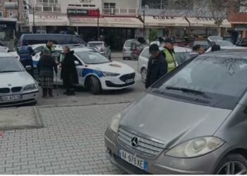 Lushnje/ Shoferja ngatërron marshin e makinës, përplas këmbësorin