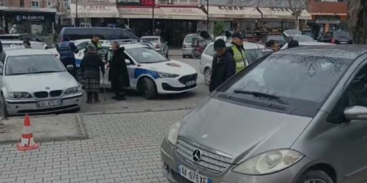 Lushnje/ Shoferja ngatërron marshin e makinës, përplas këmbësorin