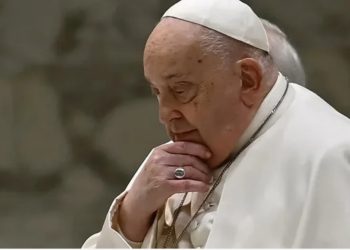 “Papa ndërron jetë”/ Postimi krijoi panik në rrjet, reagon Vatikani : Ai kaloi një…